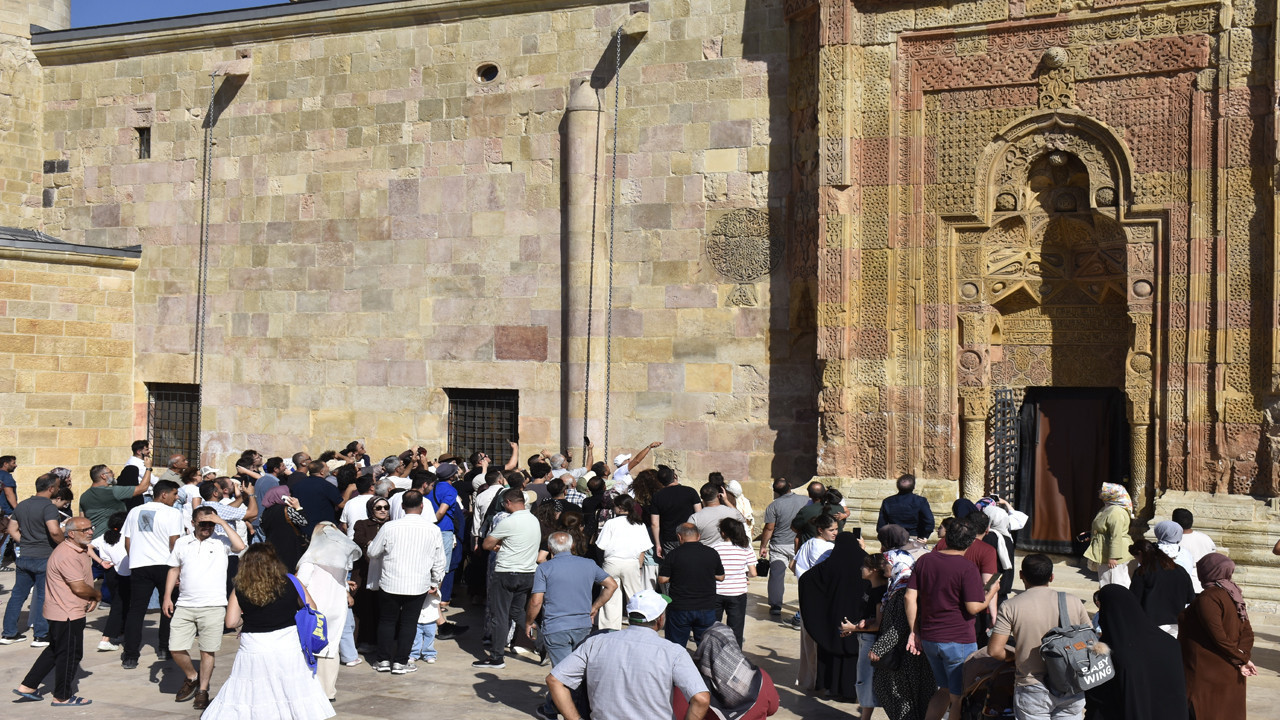 Divriği Ulu Cami'deki namaz kılan silüeti turistlerin ilgi odağı oldu