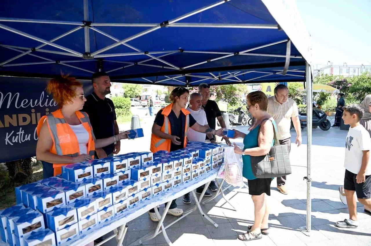 Kuşadası Belediyesi Mevlit Kandili kapsamında vatandaşlara simit ikram etti