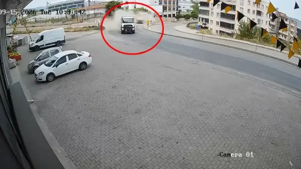 Bursa'da hafriyat kamyonu refüjü aşarak karşı şeritteki araca çarptı