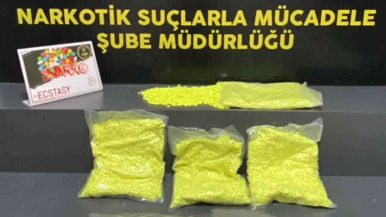 İzmir'de uyuşturucu operasyonunda 31 bin 320 adet ecstasy ele geçirildi