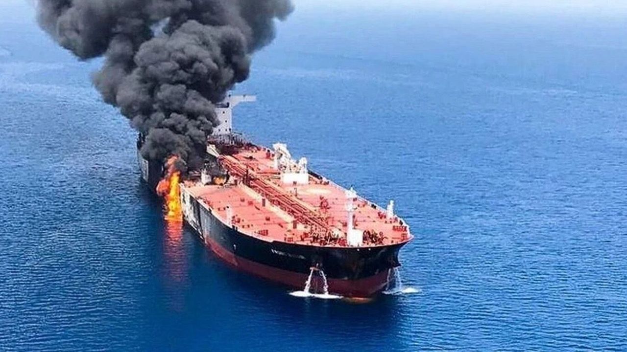 Hürmüz Boğazı'nda 4 tankerin mühimmatla vurulduğu bildirildi