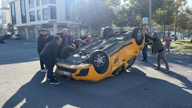 Tekirdağ Çorlu'da otomobille çarpışan taksi takla atarak ters döndü