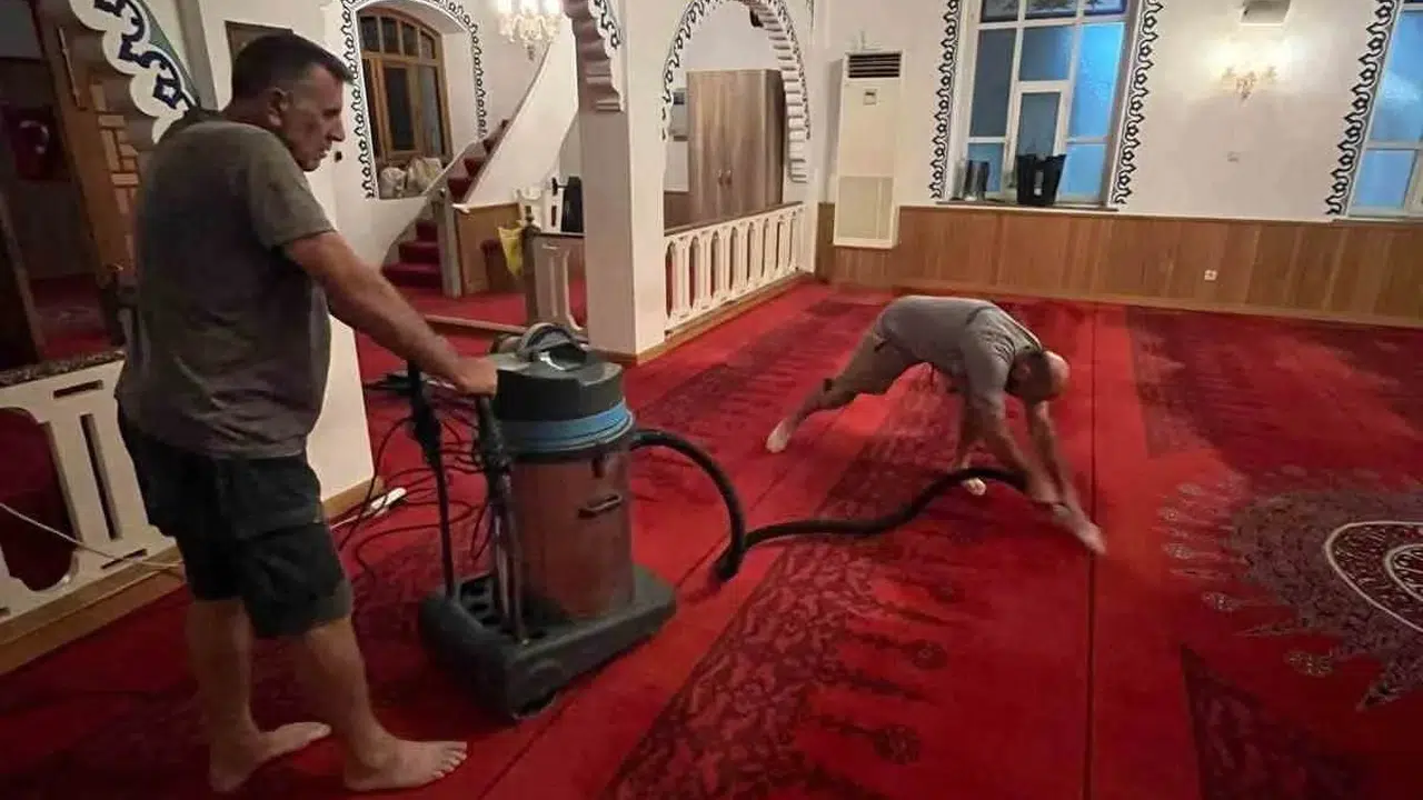 Marmara Adalar Belediyesi cami halılarını kış öncesi temizliyor