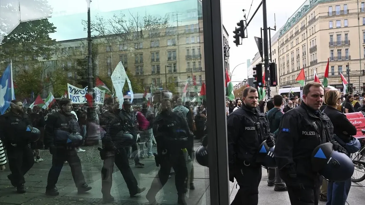 Berlin'de silahlanma ve zorunlu askerlik karşıtı protestoda 2 kişi gözaltına alındı