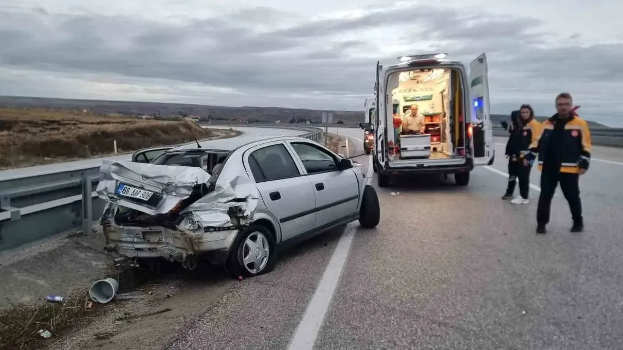 Çorum'un Alaca ilçesinde otomobilin bariyerlere çarpması sonucu 5 kişi yaralandı
