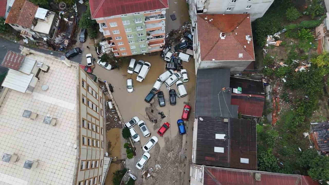 Sarıyer Ayazağa'da sel suları araçları sürükleyerek üst üste yığdı