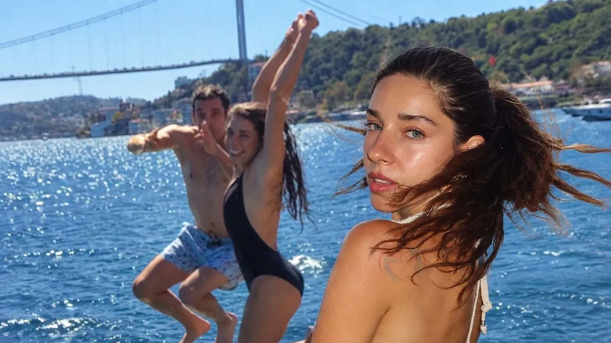 Oyuncu Elvin Levinler 38 yıl sonra ilk kez İstanbul Boğazı'nda denize girdi