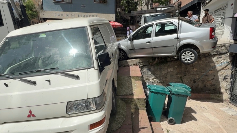 Beyoğlu'nda freni boşalan kargo aracının çarptığı otomobil askıda kaldı