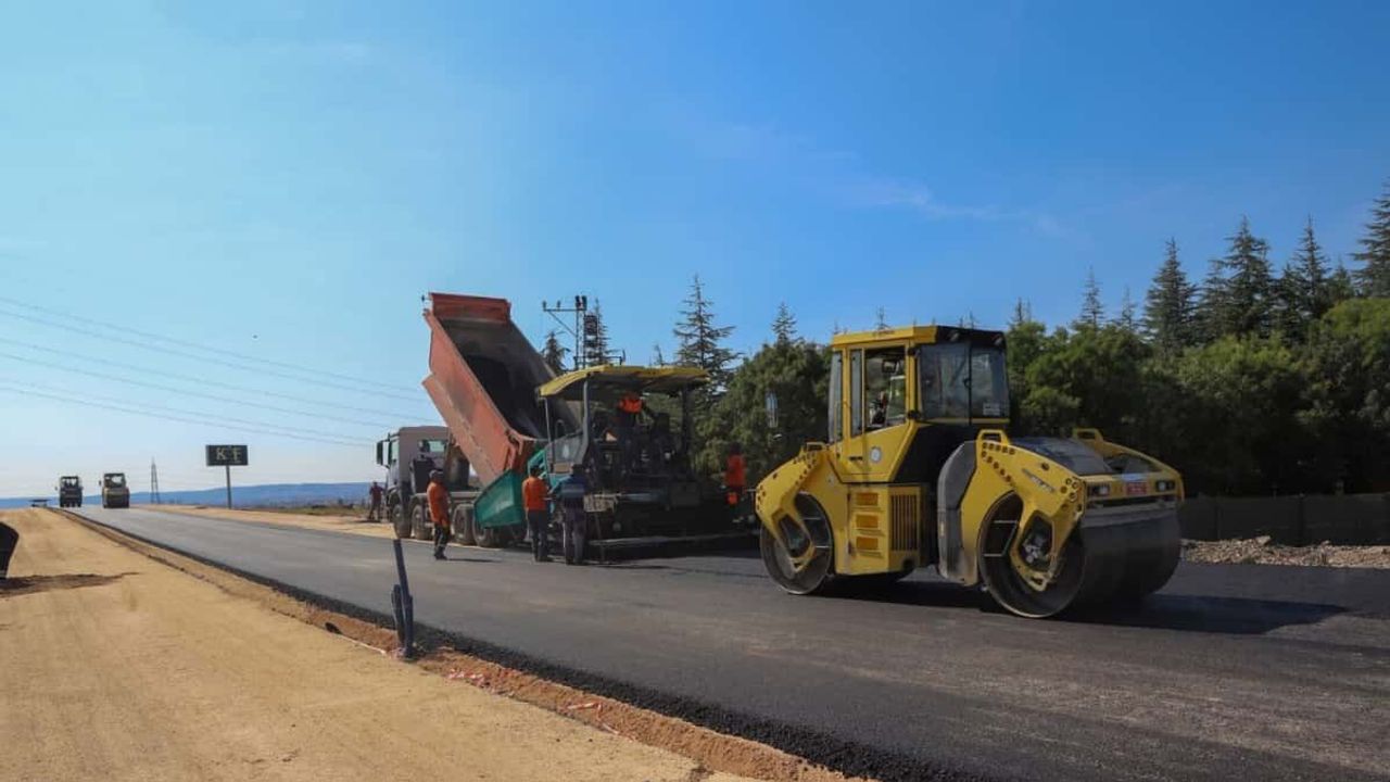 Eskişehir 100. Yıl Bulvarı'nda sıcak asfalt serimi yapılıyor