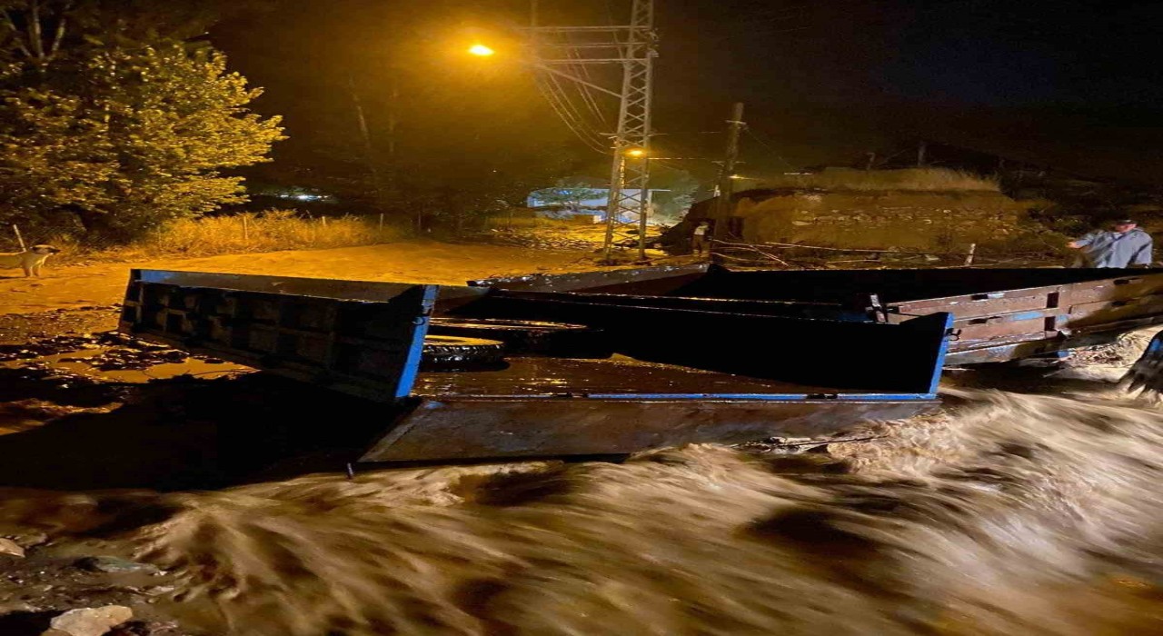Erzincan'ın Çayırlı ilçesinde şiddetli yağış sel ve taşkına yol açtı