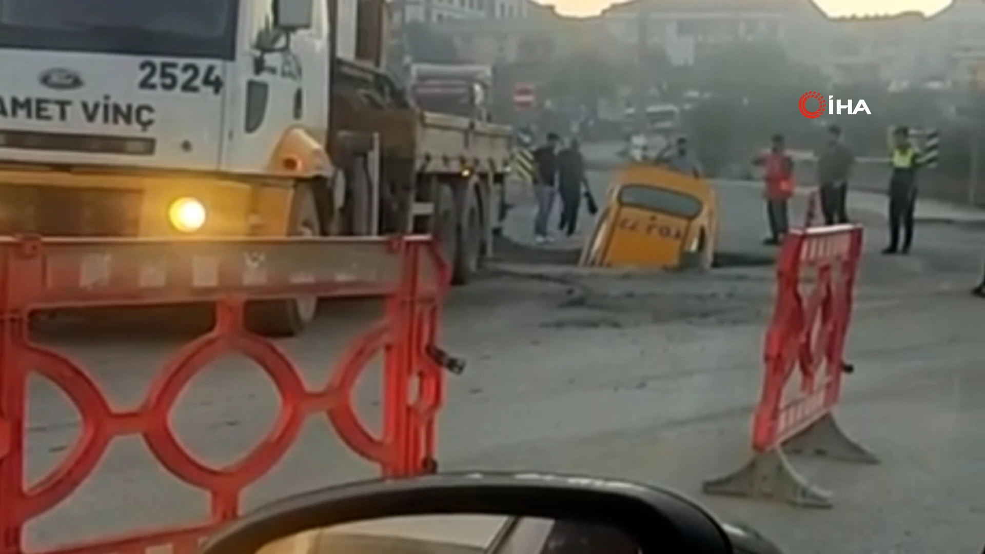 Arnavutköy'de yol çalışması yapılan çukura düşen taksi vinçle çıkarıldı