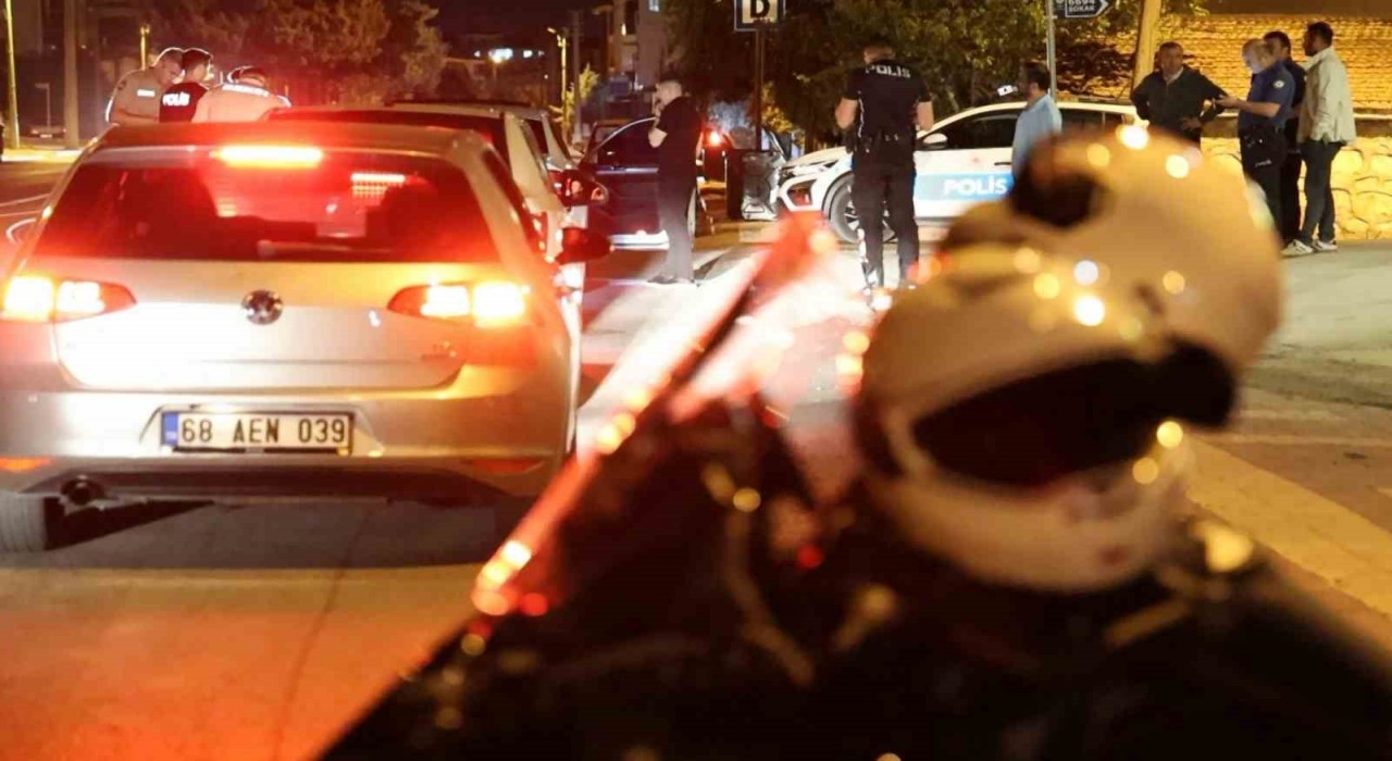 Aksaray'da durdurulan otomobilde ruhsatsız tabanca bulundu