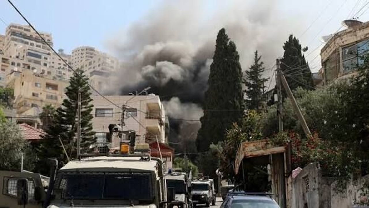 Batı Şeria'daki ev baskınlarında 12 Filistinli alıkonuldu