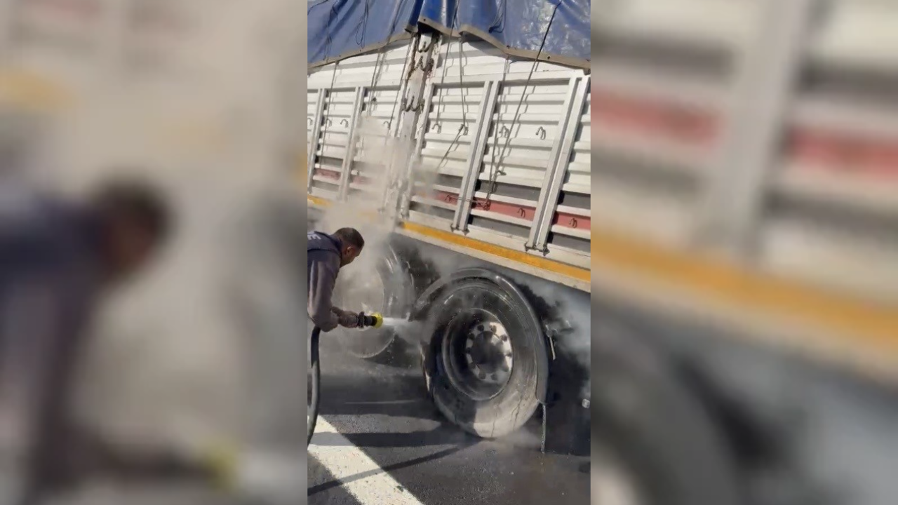 Osmaniye'de yem yüklü tırın dorsesinde çıkan yangın söndürüldü