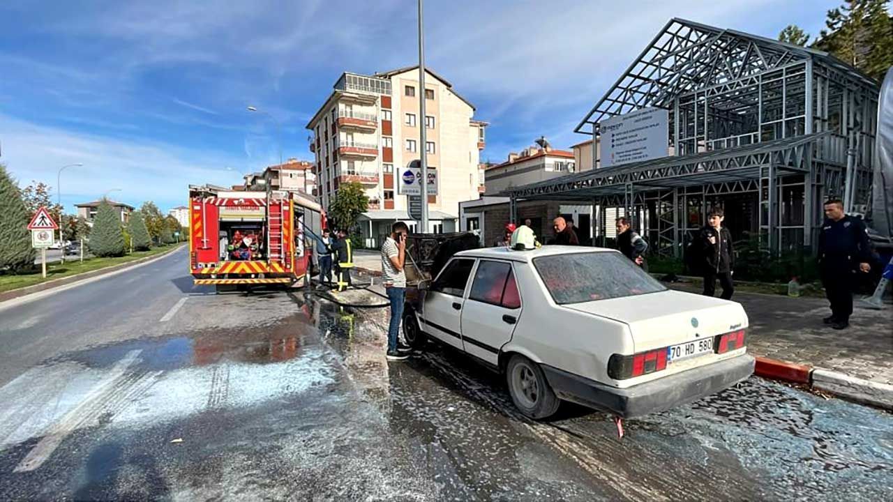 Karaman'da seyir halindeki otomobilin motor kısmında yangın çıktı