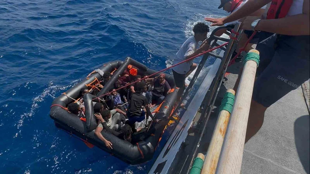 Marmaris açıklarında geri itilen 16 göçmen Türk ekiplerince kurtarıldı