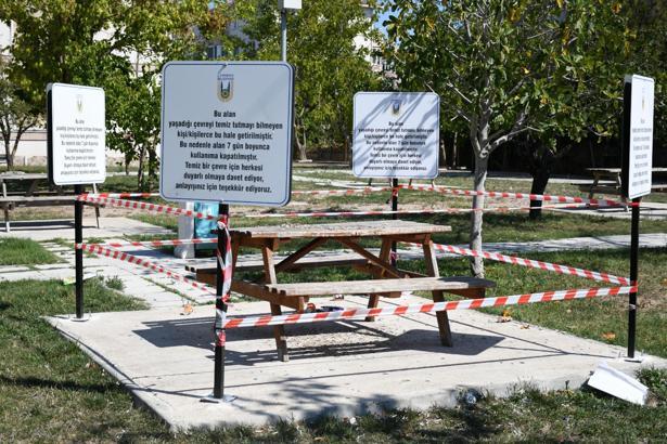 Lüleburgaz'da kirletilen park bankları için kapatma uygulaması sürüyor
