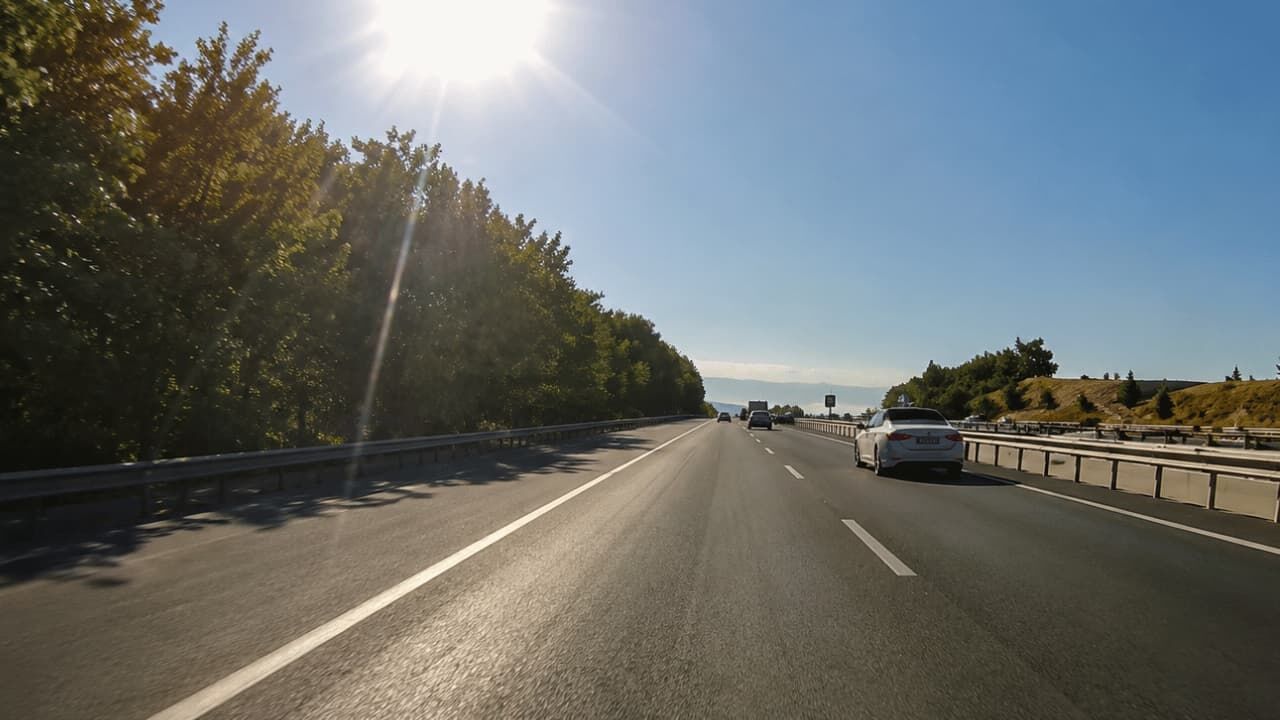 Bozüyük-Eskişehir yolunda güvenlik şeridini ihlal eden otomobil trafiği tehlikeye attı