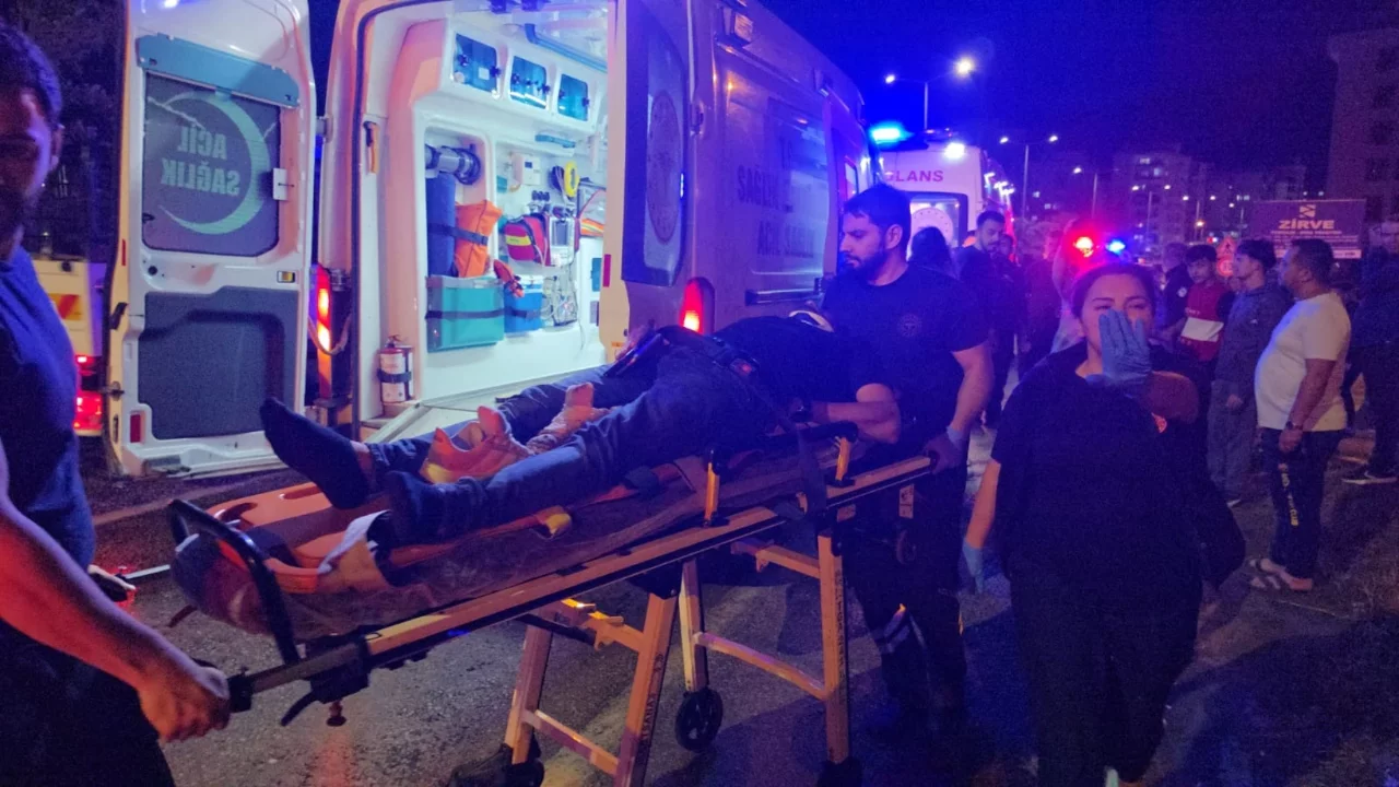 Kozan'da kontrolden çıkan araç sulama kanalına devrildi: 2 yaralı
