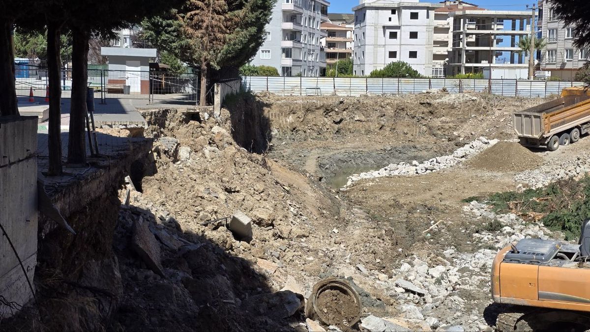 Mudanya'da inşaat kazısı okul bahçesinin çökmesine yol açtı