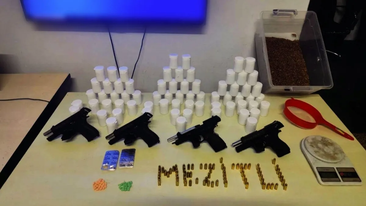 Mersin Mezitli'de iş yerine düzenlenen operasyonda çok sayıda uyuşturucu ve silah bulundu
