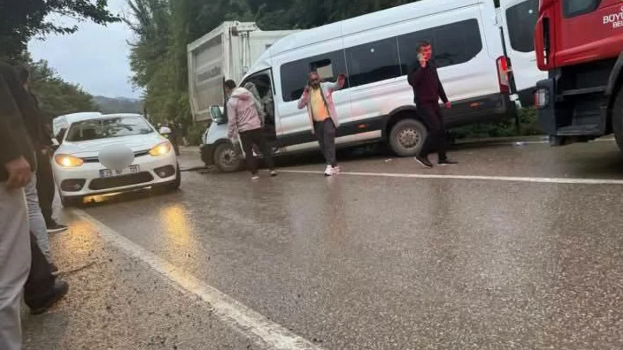 Ordu'da minibüsün kamyona çarpması sonucu 1 ölü, 23 yaralı