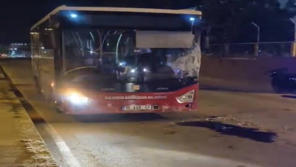 Bandırma'da ters yöne giren otobüs ile motosiklet çarpıştı