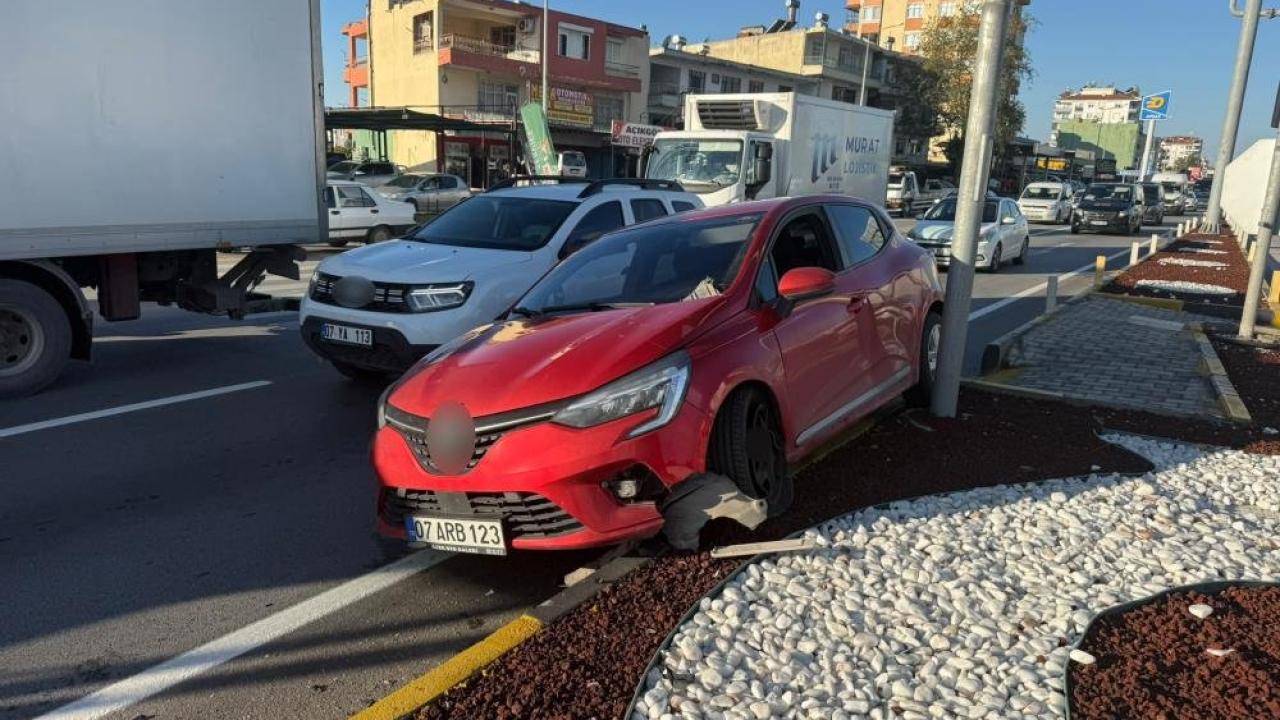 Antalya Serik'te iki otomobilin çarpıştığı kazada bir kişi yaralandı