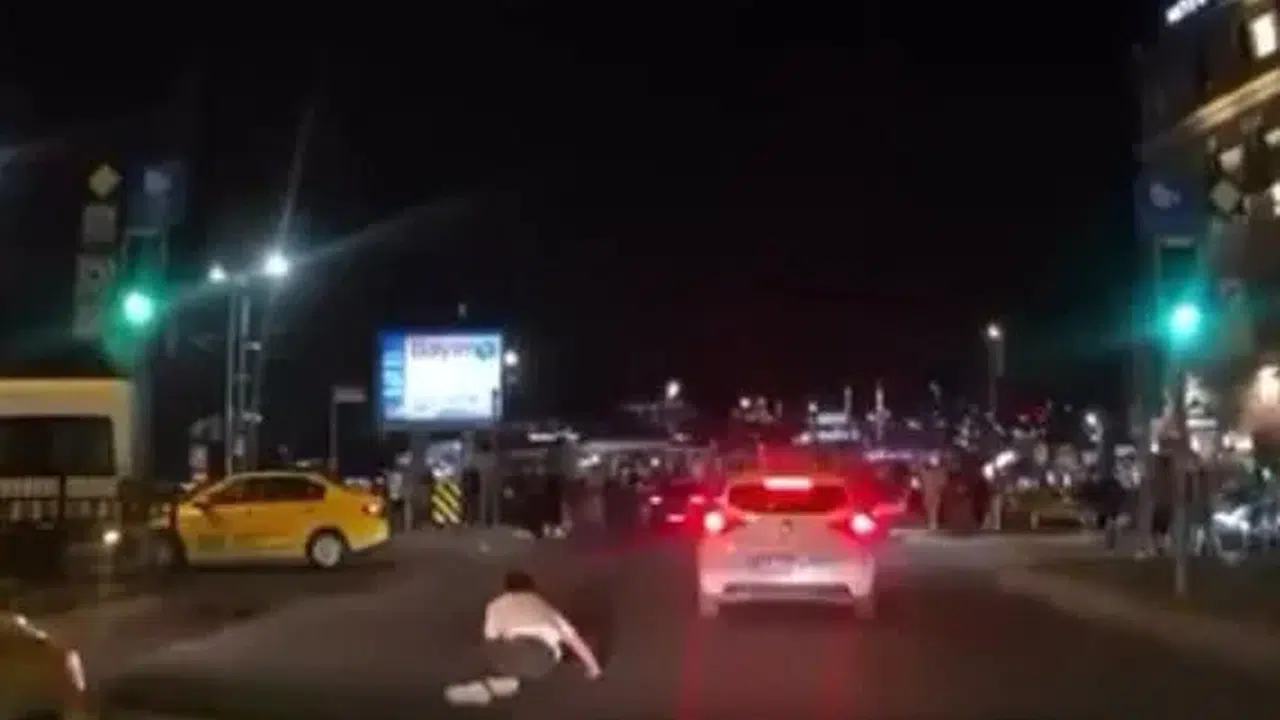 İstanbul Eminönü'nde yayaya çarpan otomobil sürücüsü olay yerinden kaçtı