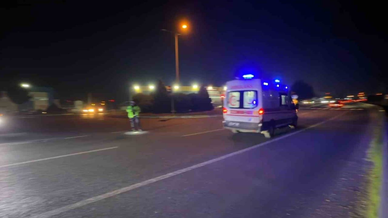 Düzce'de trafik kazası sonrası kilitlenen yolda ambulansa polis desteği