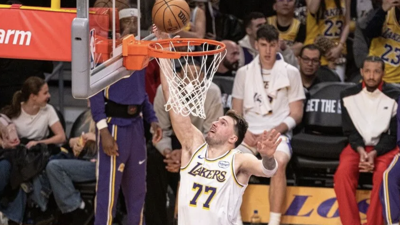 Luka Doncic 52 sayıyla Lakers'ı galibiyete taşıdı