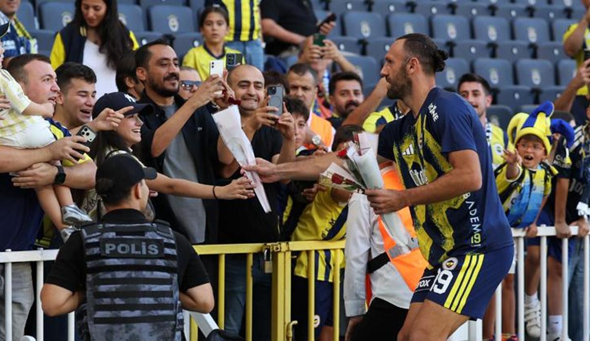 Fenerbahçe futbolcuları ve teknik heyeti kadın taraftarlara çiçek takdim etti