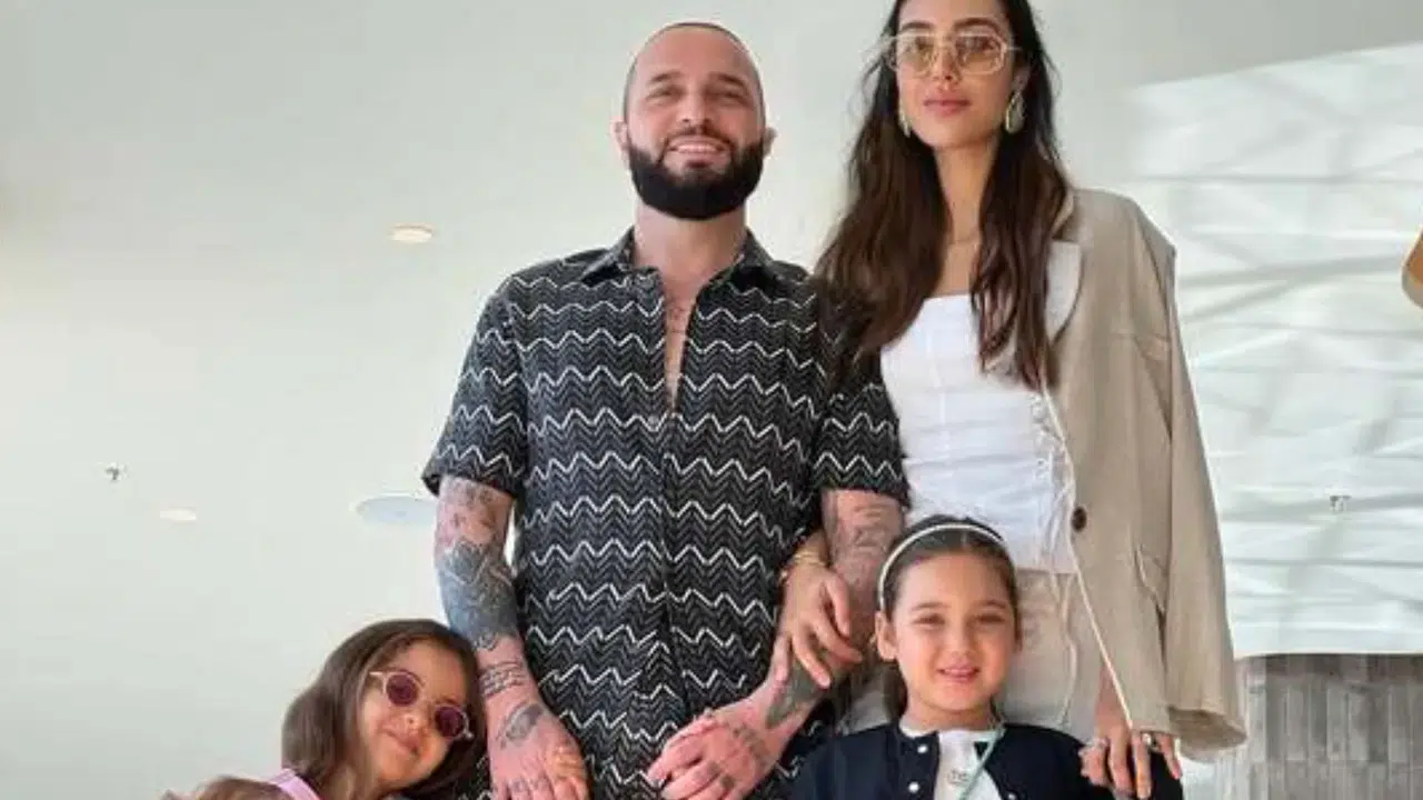 Şarkıcı Berkay Şahin ve Özlem Ada Şahin üçüncü çocuklarına kavuştu