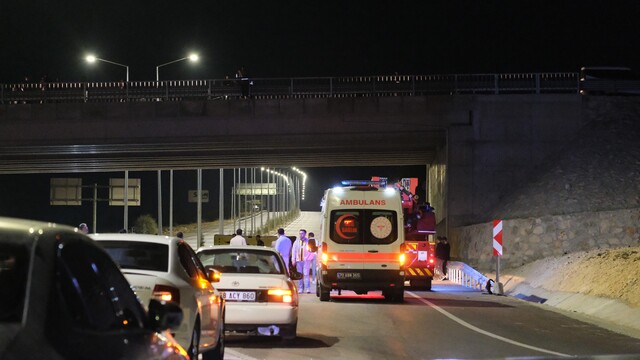 Karaman'da üst geçide çıkan genç jandarma tarafından kurtarıldı
