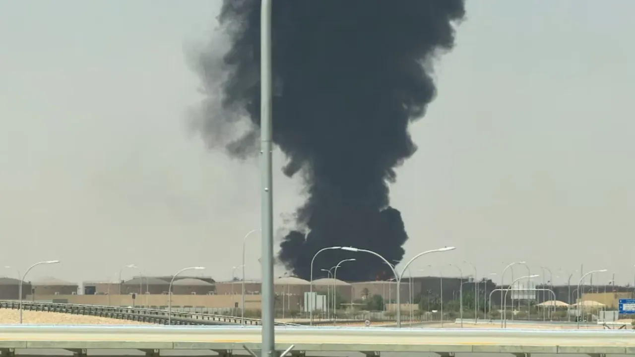 Riyad'daki havalimanı yakınında Aramco yakıt tankında yangın çıktı
