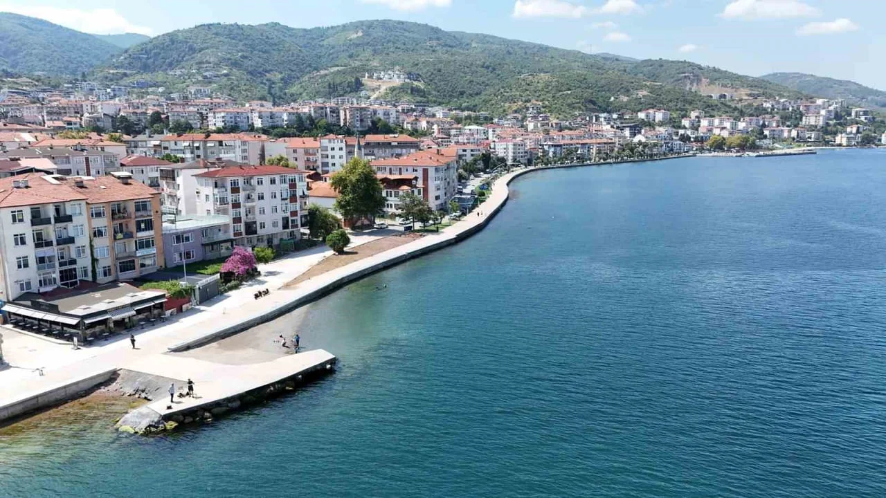 Gölcük Değirmendere sahilinde 200 metrelik dalgakıran inşa edildi