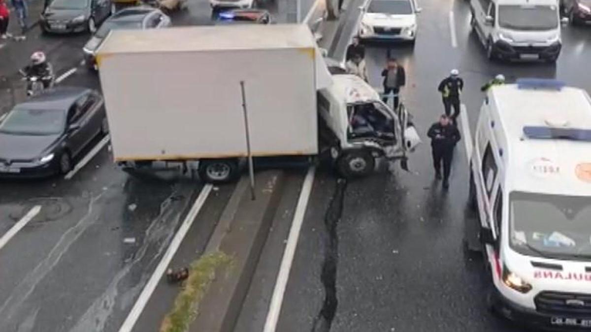 Esenyurt'ta direğe çarpan kamyonetin sürücüsü hayatını kaybetti