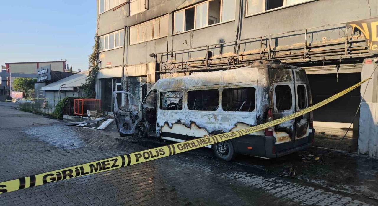 İkitelli'de minibüste çıkan yangın dükkana sıçradı