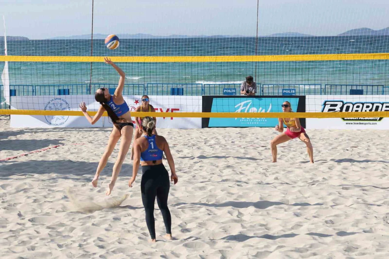 Çeşme'de uluslararası plaj voleybolu turnuvası başladı