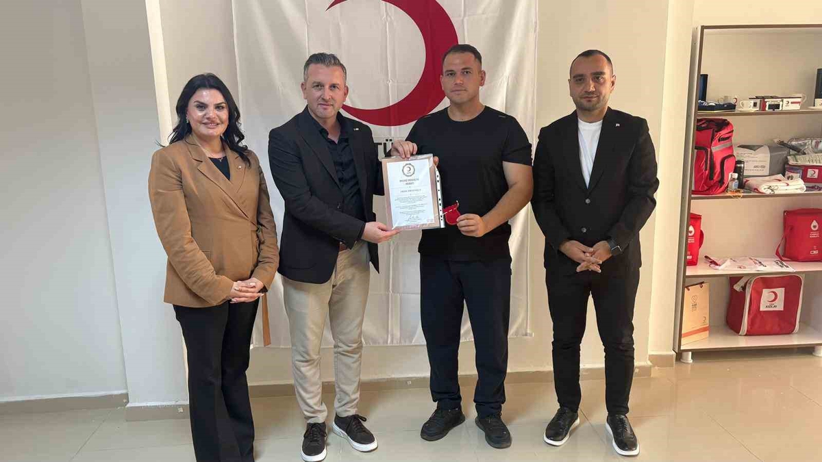 Tunceli'de düzenli kan bağışçısı 20 kişiye madalya verildi