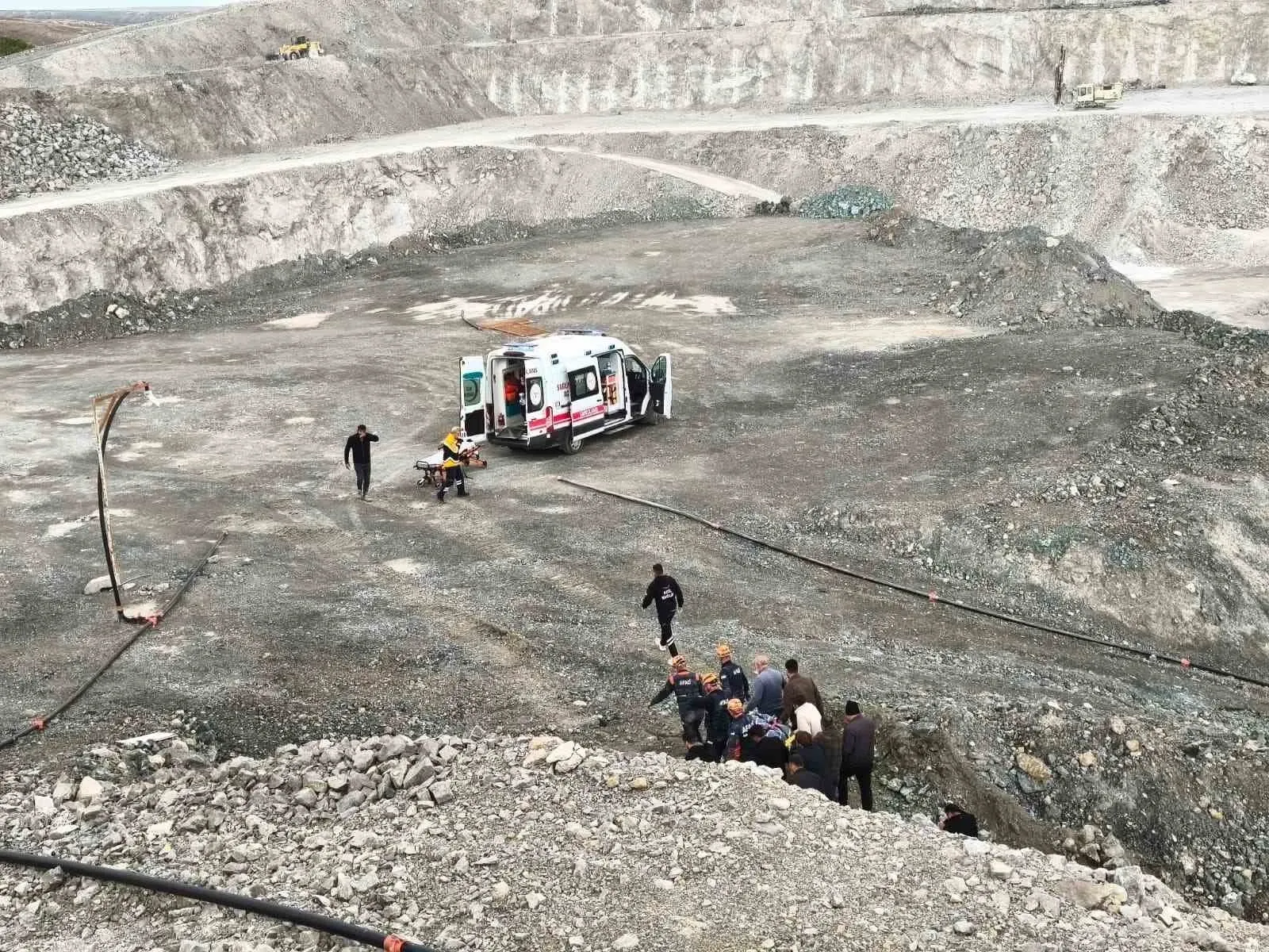 Sivas'ta taş ocağında devrilen kamyonun sürücüsü yaralandı