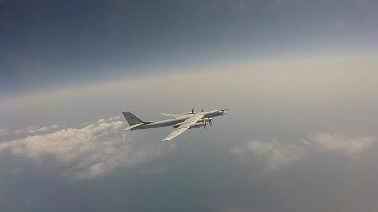 Rusya'da eğitim uçuşundaki Tu-95 uçağı düştü: 6 mürettebat öldü