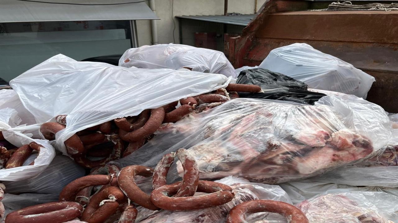 Sakarya'da dana sucuğu diye domuz eti satan işletme kapatıldı