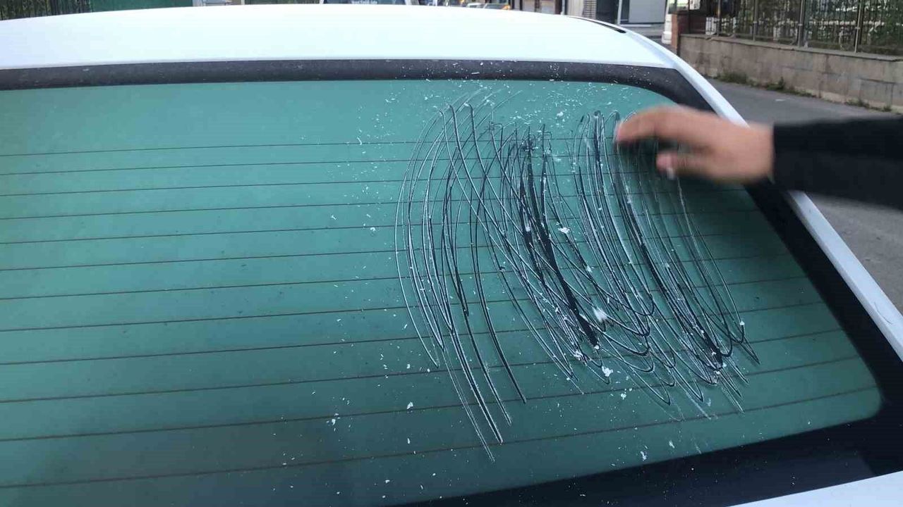 Kars'ta dondurucu soğuklar nedeniyle su savakları ve araç camları buz tuttu