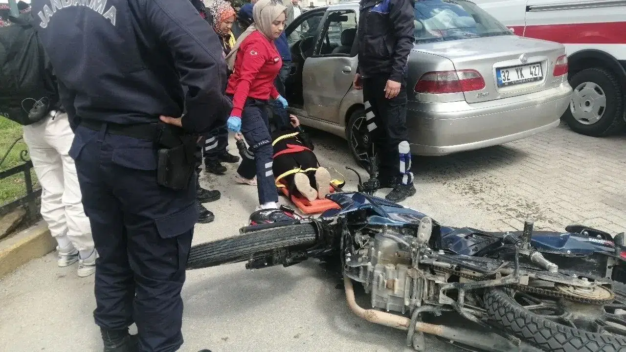 Hatay'da otomobil ile motosikletin çarpıştığı kazada 2 kişi yaralandı