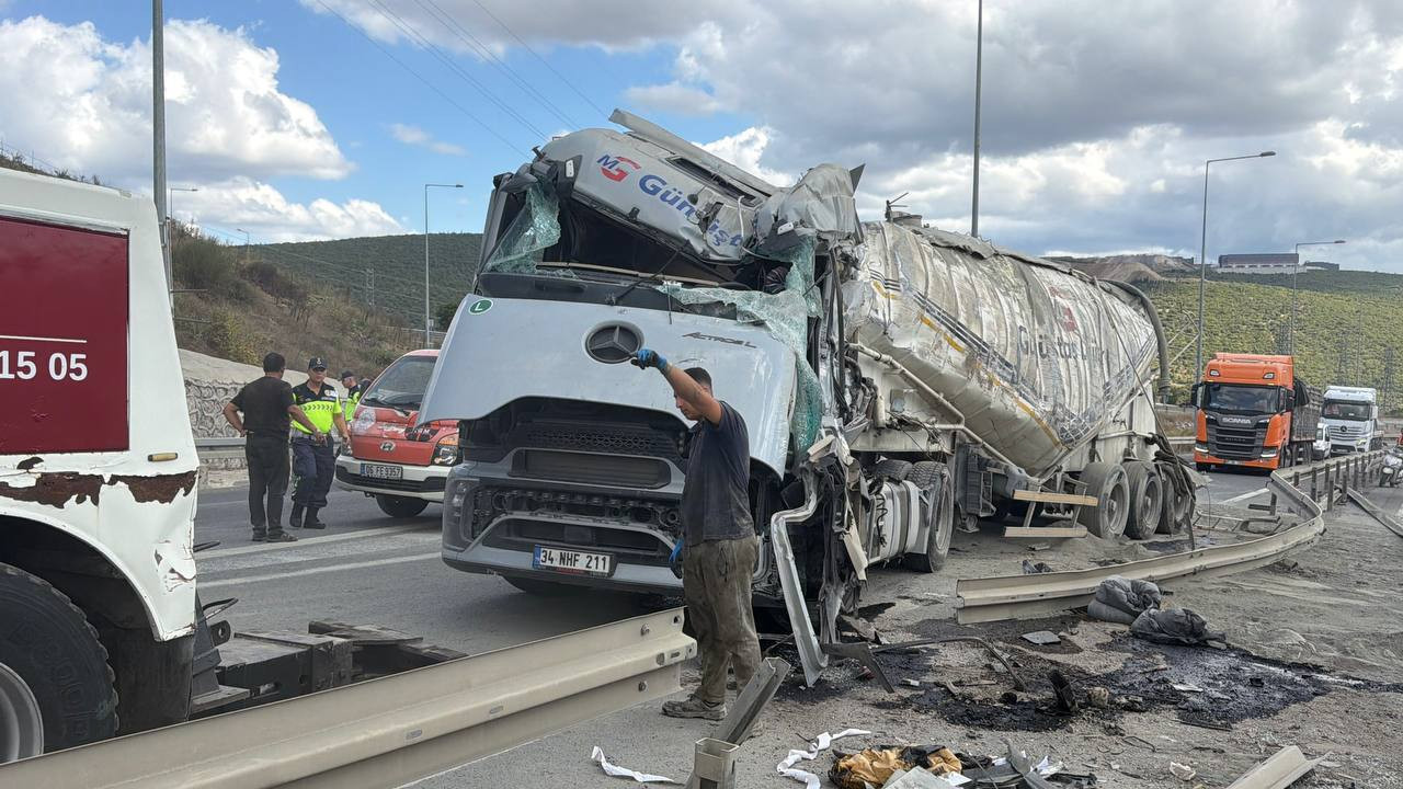 Kocaeli Gebze'de çimento yüklü silobas devrildi