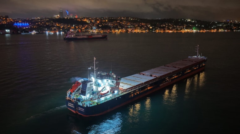 İstanbul Boğazı'nda kargo gemisi arızası nedeniyle trafik çift yönlü askıya alındı