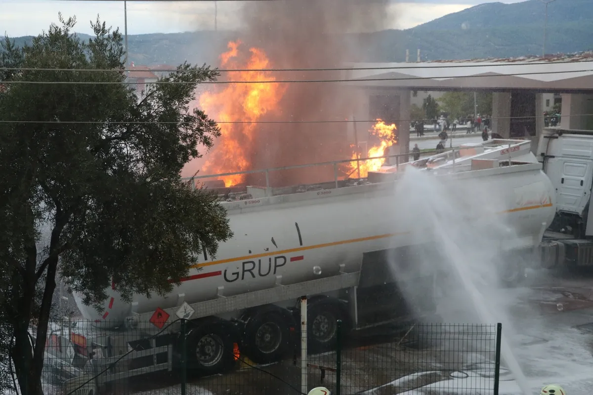 Denizli'de akaryakıt istasyonunda tanker yangını çıktı