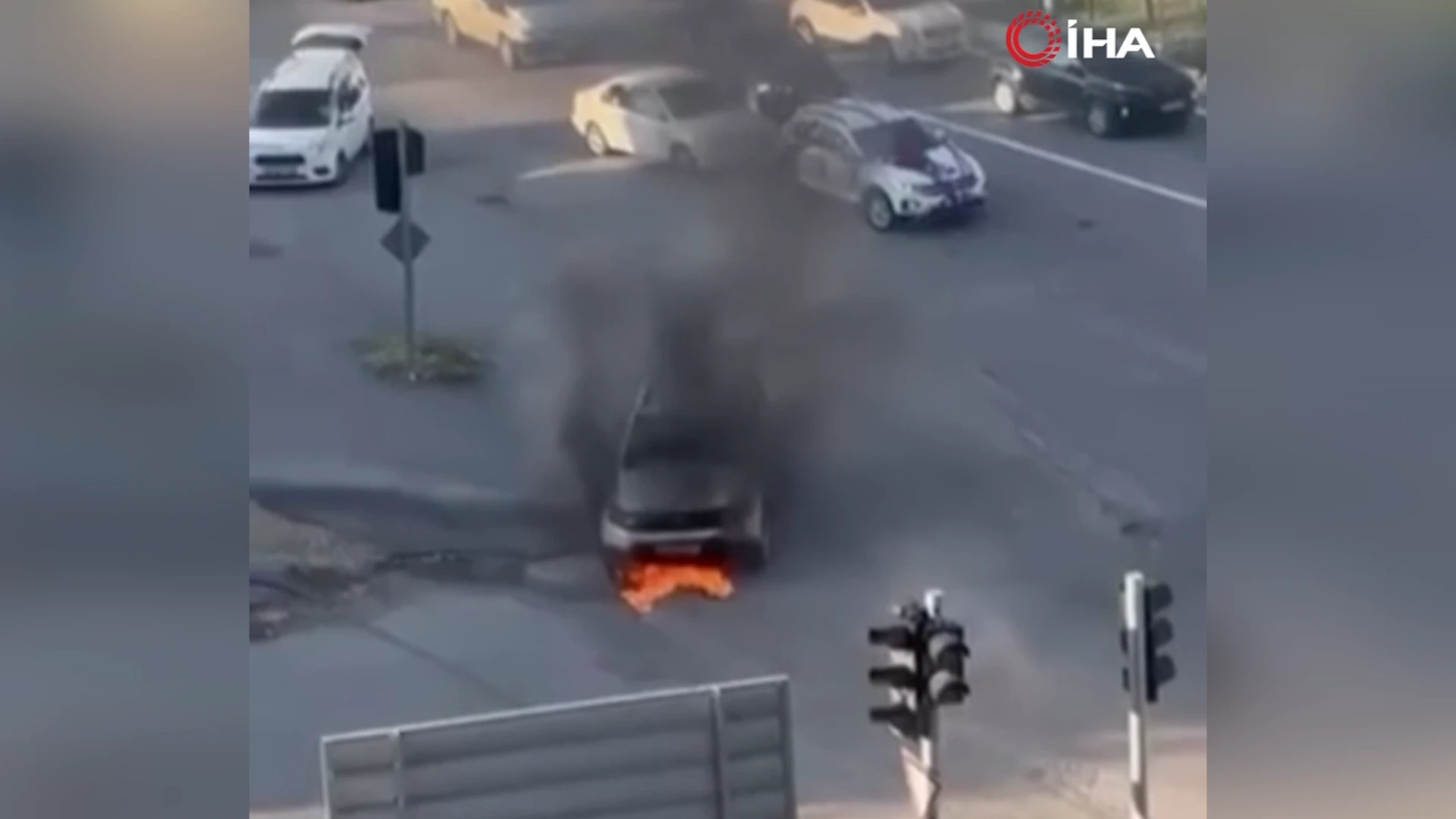 Adıyaman'da seyir halindeki otomobili beton mikseri sürücüsü söndürdü