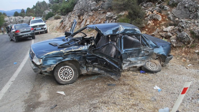 Konya'da tır ile otomobilin çarpıştığı kazada 1 kişi öldü, 3 kişi yaralandı